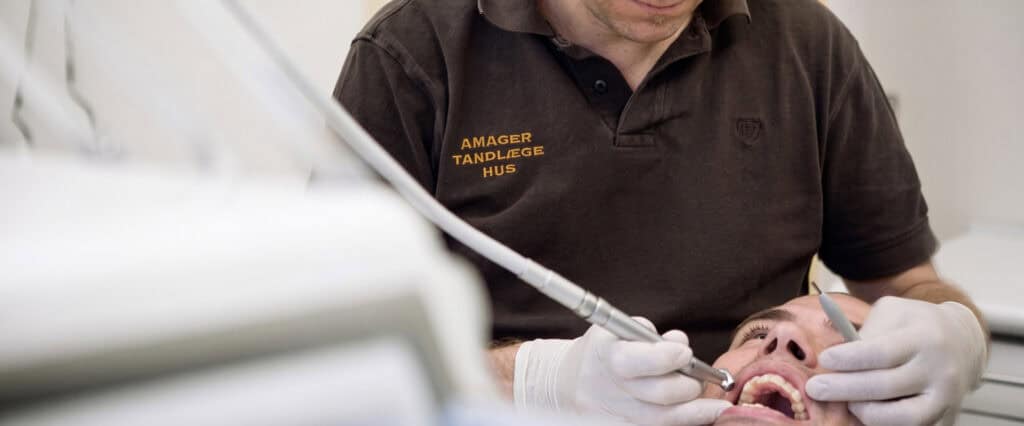 Tandlæge fra Amager Tandlægehus igang med tandbehandling